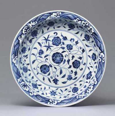 Yongle（1403-1424） A LARGE EARLY MING BLUE AND WHITE DISH